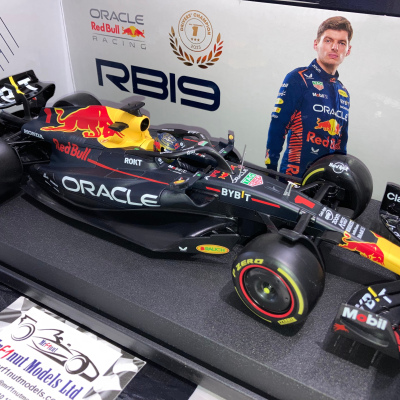 Max Verstappen 1:18 Red Bull Racing F1 RB19 #1 2023