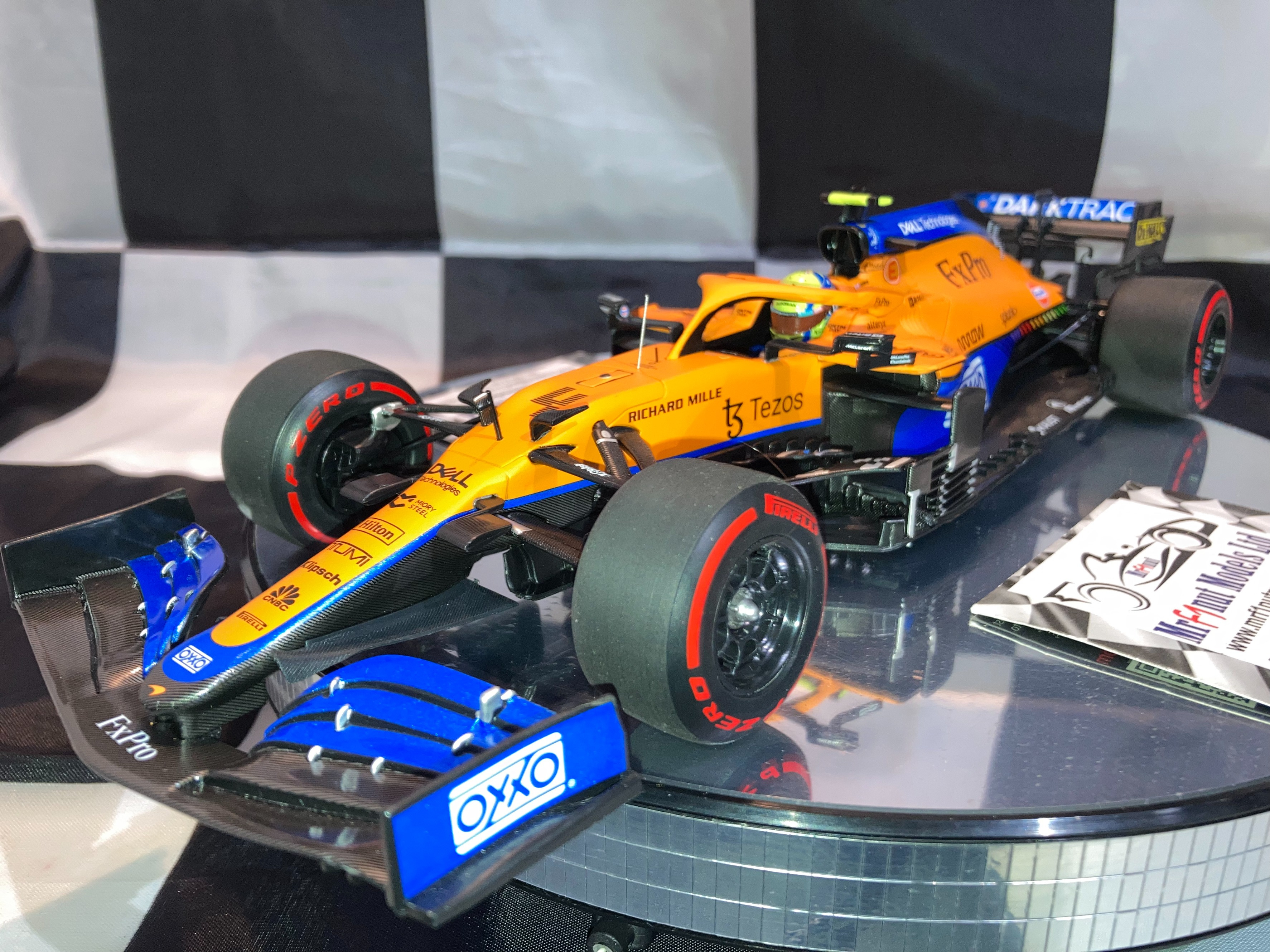 Minichamps 1:18 Lando Norris McLaren MCL35M - Pole Position Sochi 2021 (Edizione Limitata)