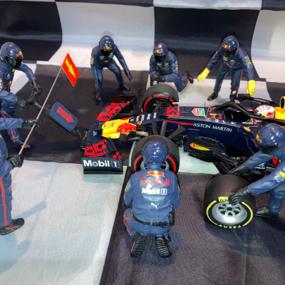 Red Bull 1:18 F1 7 Figure Pit Crew set #1