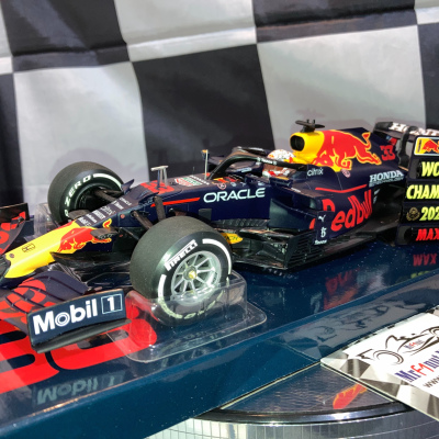 Max Verstappen 1:18 Red Bull RB16B #33 (Special Presentation) Winner Abu Dhabi GP 2021